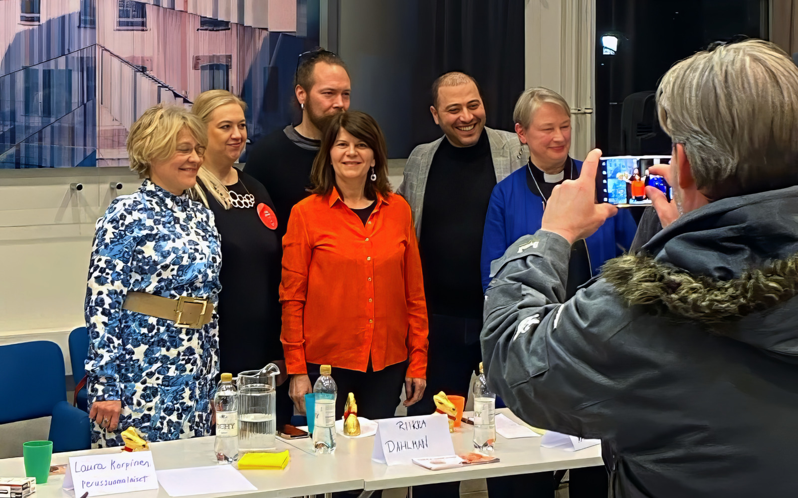 Ryhmäkuva panelisteista Malmin kirjaston tapahtumassa